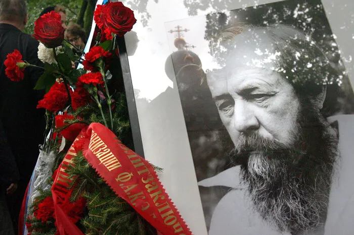 Rosen am Grab des russischen Schriftstellers und Dissidenten Alexander Solschenizyn in Moskau am 6. August 2008. Foto: Natalia Kolesnikova/AFP/Getty Images