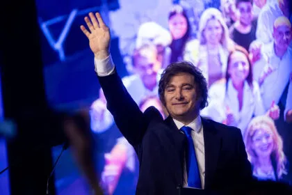 Parlamentswahl in Argentinien: Erdrutschsieg für Präsident Milei