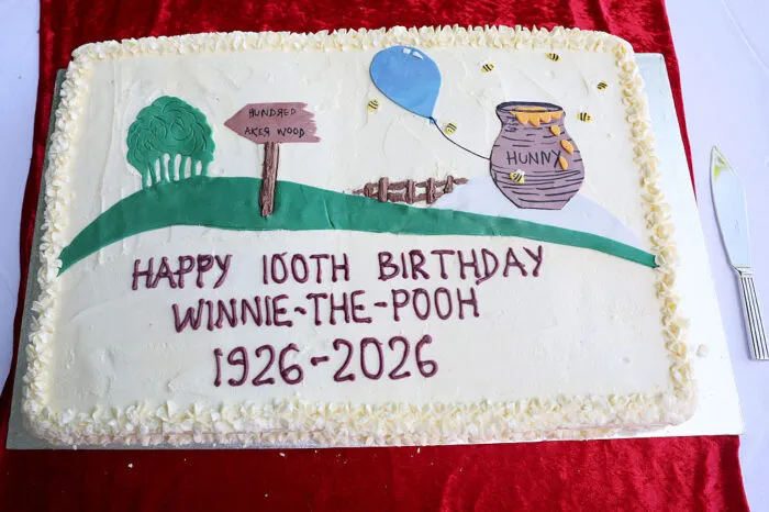 Hartfield, England, am 7. Juli 2026 – Eine Torte zum 100-jährigen Jubiläum von „Winnie-the-Pooh“ im Ashdown Forest, der als Inspiration für den „Hundert-Morgen-Wald“ in A.A. Milnes Winnie-Puuh-Kinderbüchern diente. Foto: Chris Jackson/Getty Images