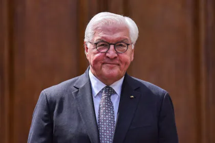 Kabinettsumbildung: Steinmeier ernennt Minister - Vereidigung erst im September