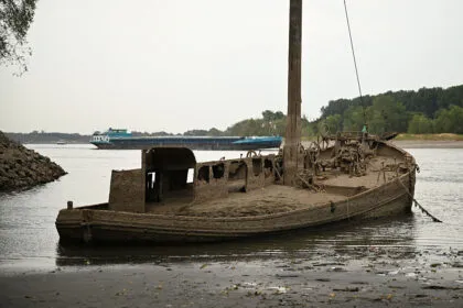 Rheinpegel auf Rekordtief: Wracks tauchen auf - Binnenschiffer warnen vor Zweiteilung des Rheins
