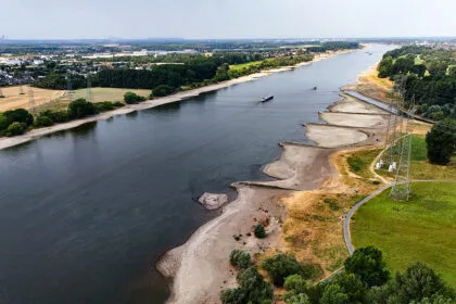 Niedrigwasser im Rhein: Unternehmen weichen auf Schiene und Lkw aus