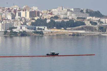 Streit in der EU um Ceuta - Schwimmende Barrieren installiert