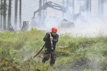 Belgien: Feuerwehr will Brand im Hohen Venn einkreisen
