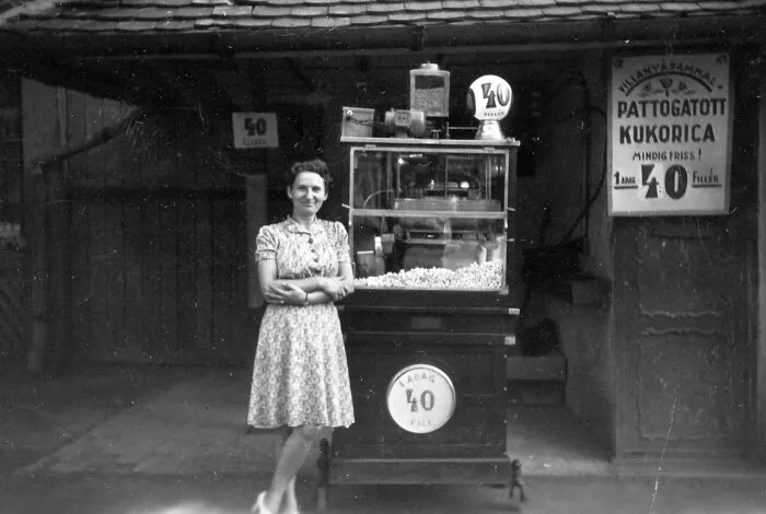 US-Amerikaner an einer Maschine mit Popcorn im Jahr 1941