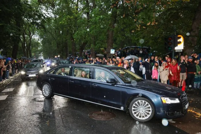 Norwegens König Haakon, Königin Mette-Marit und Kronprinzessin Ingrid Alexandra begleiten den Sarg mit König Harald V. in einem Trauerzug von der Kapelle des Nationalkrankenhauses durch Oslo zum Königspalast.