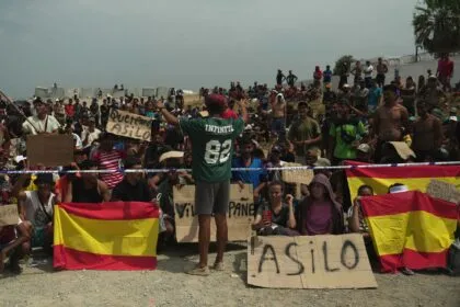 Abschiebeforderung: Polizei muss Demonstranten in Ceuta zurückdrängen