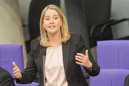 Hubertz will Baukosten senken: Anträge ab 2028 nur digital