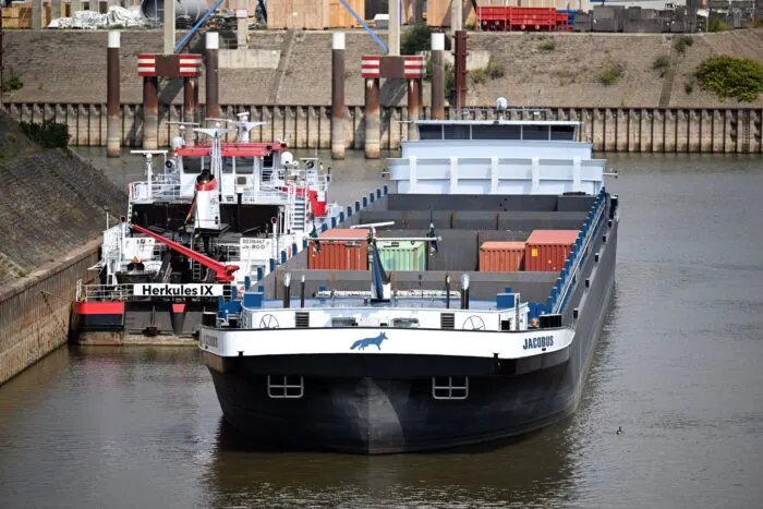 Die Pegelstände im Rhein in NRW wie hier in Duisburg fallen weiter