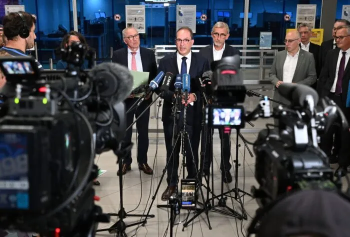 Dobrindt unterbrach seinen Urlaub für eine Lagebesprechung vor Ort.