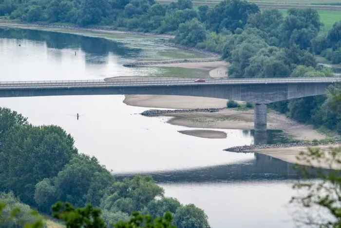 Der niedrige Wasserstand der Donau legt Sandbänke frei.
