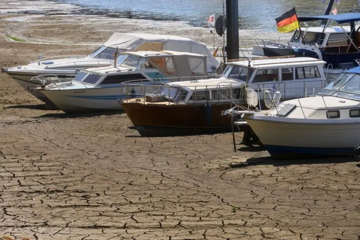 Die Wasserstände im Rhein sind wegen der anhaltenden Trockenheit stark gesunken.