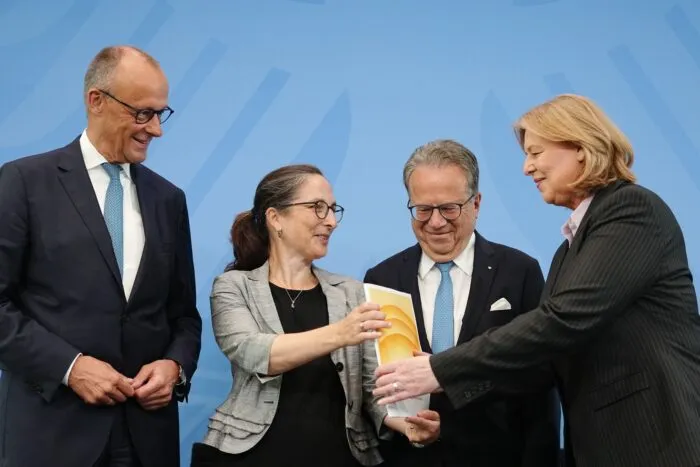 Das Führungsduo der Rentenkommission übergab den Kommissionsbericht im Juni an Kanzler Friedrich Merz (CDU) und Sozialministerin Bärbel Bas (SPD). (Archivfoto)