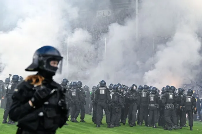 Polizisten stehen vor dem Fanblock des SV Waldhof Mannheim.