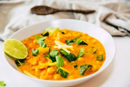 Vegetarisches Kichererbsen-Kokos-Curry mit frischen Kräutern in 30 min