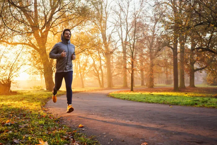 Erfolgreiche Menschen starten oft aktiv in den Tag. Foto: BartekSzewczyk/iStock