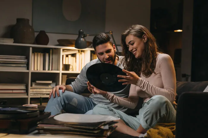 Obwohl digitale Musik mehr Komfort bietet, schätzen viele Hörer Vinyl weiterhin wegen seiner haptischen Qualitäten. Das Auswählen von Fotoalben fördert auf natürliche Weise Gespräche und die Beteiligung und macht es so zu einem gemeinsamen Erlebnis. Foto: Dejan_Dundjerski/iStock