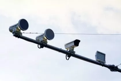 EU-Abgeordneter: Neues „KI-Gesetz bringt biometrische Massenüberwachung nach Europa“