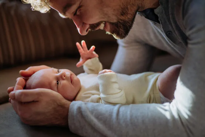 Viele Menschen finden einen tieferen Sinn im Leben, indem sie sich um Familienmitglieder kümmern und in zukünftige Generationen investieren. Foto: Halfpoint/iStock