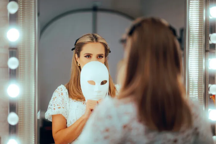 Soziales Selbstvertrauen entwickelt sich durch wiederholtes Üben; man muss nicht warten, bis man sich vollkommen wohlfühlt. Foto: nicoletaionescu/iStock