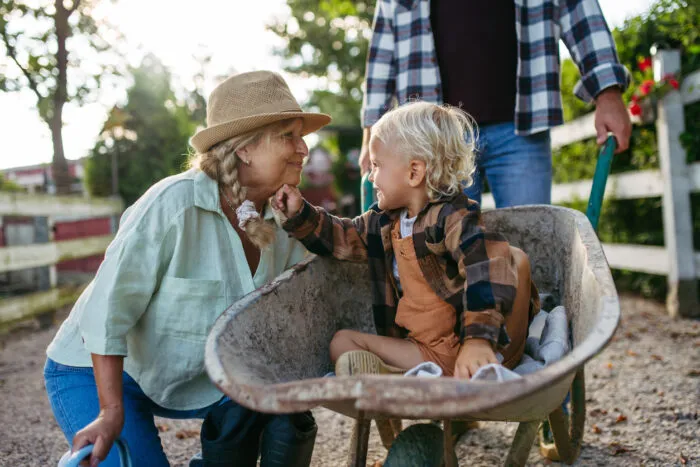 Großeltern helfen Kindern, ihre Wurzeln zu entdecken und ermutigen sie für die Zukunft. Foto: Halfpoint/iStock