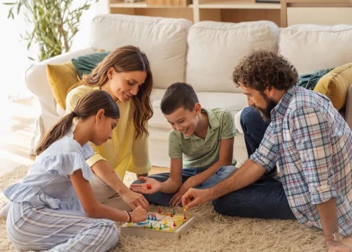 Spielen ermöglicht es Menschen jeden Alters, neue Fähigkeiten zu erlernen und fördert gleichzeitig Experimentierfreude und lebenslange Neugier. Foto: Jevtic/iStock