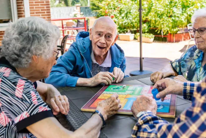 Spielen ist keine Frage des Alters. Foto: koldo studio/iStock