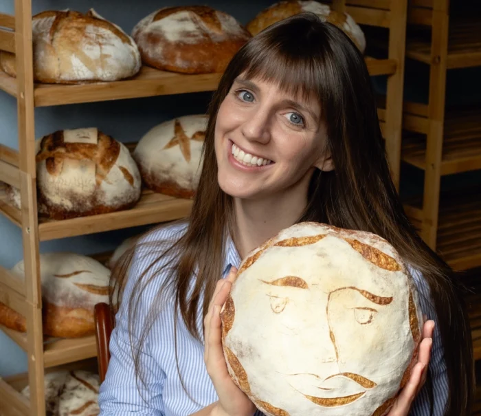 Emily Harryman ist eine Autodidaktin im Sauerteigbacken und betreibt heute eine erfolgreiche kleine Bäckerei in ihrem Esszimmer. Foto: Heidi Sears Photography