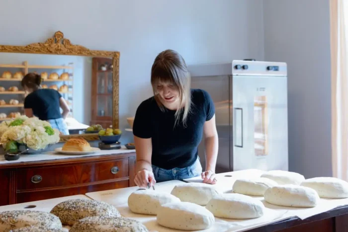 Harryman begann ihr Bäckereiunternehmen, um ihre Familie zu ernähren. Heute gibt sie ihr Wissen über Sauerteigbacken über soziale Medien und ein neues Kochbuch weiter. Foto: Heidi Sears Photography