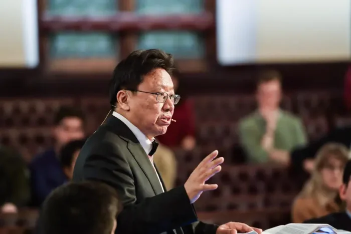 Der in den USA lebende politische Kommentator und Autor Pokong Chen hält in diesem undatierten Foto eine Rede an der Universität Cambridge in Cambridge, England. Chen verbrachte Jahre in chinesischen Gefängnissen, weil er an der Demokratiebewegung von 1989 in China teilgenommen hatte. Foto: Mit freundlicher Genehmigung von Pokong Chen