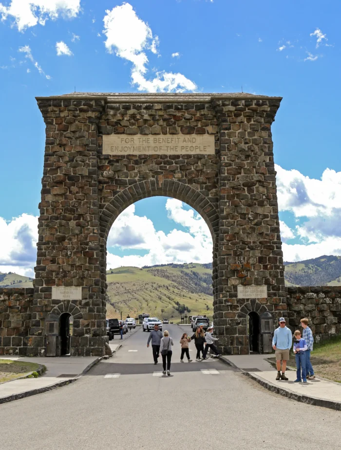 Der Roosevelt-Bogen ragt am 1. Juni 2026 im Yellowstone-Nationalpark majestätisch empor. Das 15 Meter hohe Denkmal am Nordeingang wurde 1903 von Präsident Theodore Roosevelt eingeweiht. Foto: Bobby Sanchez /Epoch Times