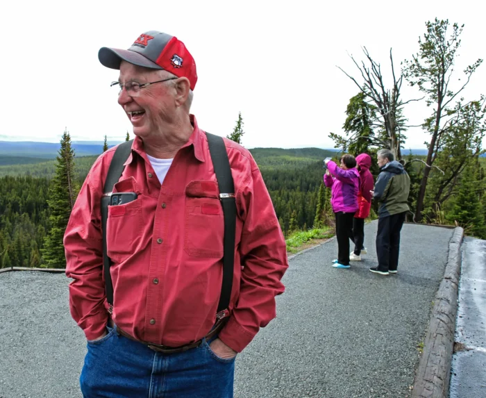 Der 67-jährige Michael Melton aus Georgia lacht, als er am 31. Mai 2026 im Yellowstone-Nationalpark eine Geschichte erzählt. Melton durchquerte Yellowstone im Rahmen einer großen Rundreise durch die USA, die ihn über Branson (Missouri), den Nordwesten der USA, den Grand Canyon und das Monument Valley an der Grenze zwischen Arizona und Utah führte. Foto: Bobby Sanchez/Epoch Times