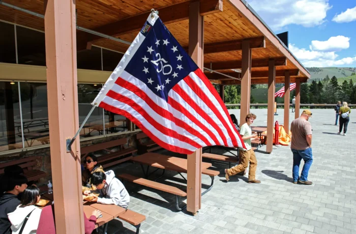 Am 1. Juni 2026 wehte im Yellowstone Tower General Store im Yellowstone-Nationalpark eine Flagge zum 250. Jahrestag der Vereinigten Staaten. Der Park wurde 1872 als erster Nationalpark Amerikas gegründet. Foto: Bobby Sanchez/Epoch Times