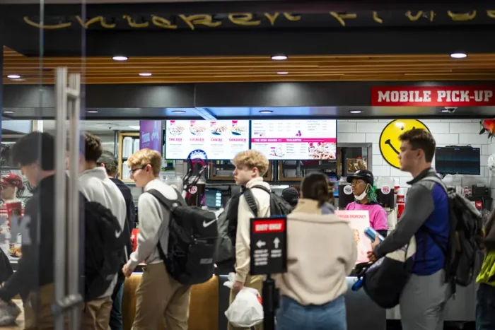 Menschen stehen am 12. März 2026 bei „Raising Cane’s Chicken Fingers“ in Washington Schlange. Im Jahr 2025 gaben die Amerikaner rund 55 Prozent ihrer Ausgaben für Lebensmittel für Speisen aus, die sie außer Haus in Restaurants und Fast-Food-Ketten aßen oder über Lieferdienste bezogen. Foto: Madalina Kilroy/Epoch Times