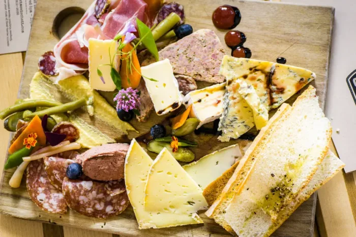 Eine Auswahl an Käse und Wurstwaren in der Metzgerei „Main Street Meats“ in Chattanooga, Tennessee. Das Geschäft bezieht seine Produkte von lokalen Bauernhöfen. Das Foto entstand am 23. Juni 2017. Foto: Crystal Shi/Epoch Times