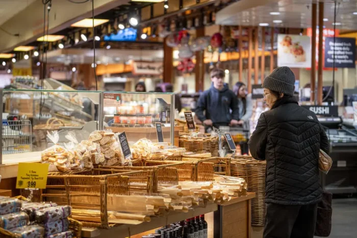 Eine Frau kauft am 7. Januar 2024 in einem Lebensmittelgeschäft in Columbia, Maryland, ein. Die Expertin für Selbstversorgung, Ruth Ann Zimmerman, ermutigt Supermarktkunden, zu fragen: „Wo ist das gewachsen, wer hat es angebaut und wie wurde es angebaut?“ Foto: Madalina Kilroy/Epoch Times