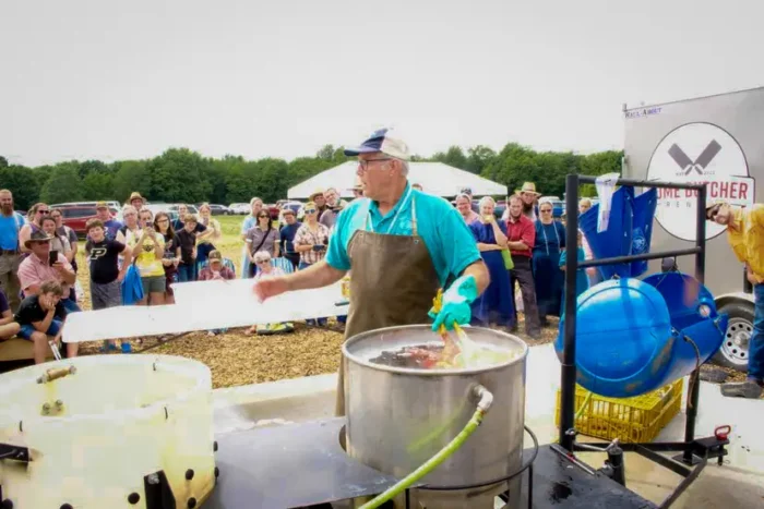 Joel Salatin, Inhaber der „Polyface Farm“, hält im Juni 2024 auf dem „Food Independence Summit“ in Walnut Creek, Ohio, einen Kurs zum Thema Hühnerschlachtung ab. Foto: Everitt Townsend