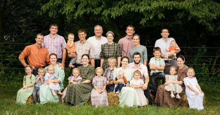 Edwin Shank, Inhaber von „Family Cow“, und seine Familie auf diesem Archivfoto. Das Unternehmen aus Chambersburg, Pennsylvania, liefert Weidefleisch vom Rind, Schweine- und Geflügelfleisch aus Freilandhaltung, Rohmilchprodukte und andere regenerative Produkte an Tausende von Haushalte. Mit freundlicher Genehmigung von „Family Cow“.