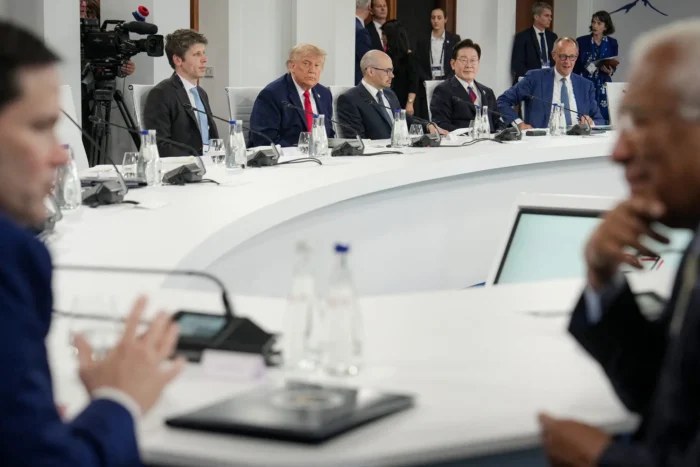 US-Präsident Donald Trump (oben, 2. von links) sitzt am 17. Juni 2026 während eines Arbeitsessens beim G7-Gipfel im französischen Évian mit OpenAI-CEO Sam Altman, Google-DeepMind-CEO Demis Hassabis, dem südkoreanischen Präsidenten Lee Jae-myung und dem deutschen Bundeskanzler Friedrich Merz zusammen. (Archivbild) Foto: Julia Demaree Nikhinson/POOL/AFP via Getty Images