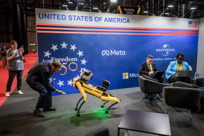 Ein Besucher interagiert am 7. Juli 2026 im US-Pavillon während des „AI for Good Global Summit“ in Genf mit einem hundeähnlichen Roboter von Boston Dynamics.(Archivbild) Foto: Fabrice Coffrini/AFP via Getty Images