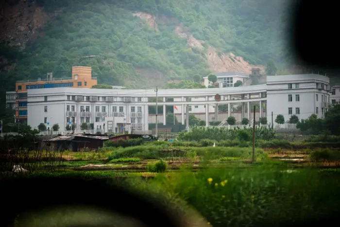 Das Arbeitslager Baimalong in Zhuzhou, Provinz Hunan, China. Das Foto wurde am&nbsp;29. April 2013 durch das Autofenster aufgenommen. Schon vor 2013 konnten chinesische Polizisten Menschen&nbsp;zur Zwangsarbeit einweisen – bis zu vier Jahre und ohne formelles Gerichtsverfahren. Foto: Ed Jones/AFP via Getty Images
