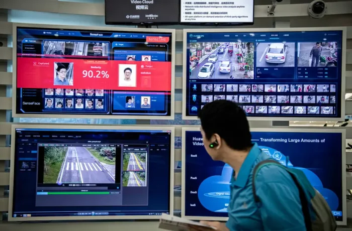 Am 26. April 2019 wurden auf Monitoren im Huawei-Campus in Bantian (Shenzhen, China) Gesichtserkennungs- und KI-Anwendungen demonstriert. June Teufel Dreyer erklärte, Fortschritte in solchen Technologien führten zu einer Wiederbelebung und Verschärfung der Methoden der sozialen Kontrolle aus der Mao-Ära. Foto: Kevin Frayer/Getty Images