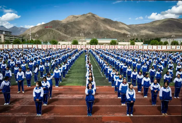 Tibetische Schüler der zweiten Oberschule stellen sich während eines von der Regierung organisierten Besuchs in Shannan, Tibet, China, am 18. Juni 2023 zur Übung auf. Die Politikwissenschaftlerin June Teufel Dreyer sagte, dass viele der heute in ganz China angewandten Überwachungsmethoden zuerst in Xinjiang und Tibet erprobt wurden. Foto: Kevin Frayer/Getty Images