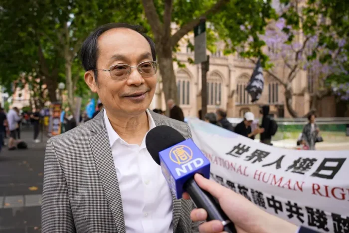 Feng Chongyi, China-Experte und außerordentlicher Professor an der Technischen Universität Sydney, spricht während eines Interviews mit NTD bei einer Kundgebung zum Internationalen Tag der Menschenrechte in Sydney am 10. Dezember 2022. Foto: Wang Nan/NTD