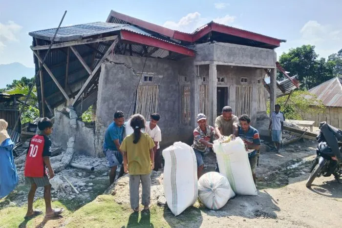 Immer wieder richten Erdbeben in Indonesien schwere Schäden an Gebäuden an und treiben deren Bewohner in die Flucht.