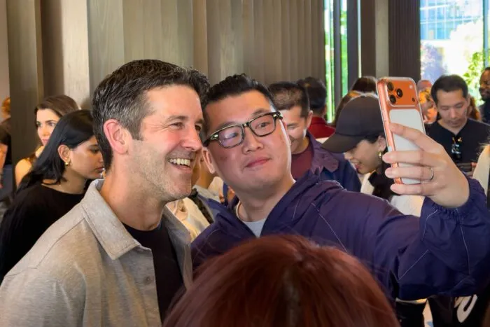 Am Rande der Entwicklerkonferenz WWDC im Juni musste John Ternus, damals noch designierter Apple-Chef, für viele Selfies posieren. (Archivbild)