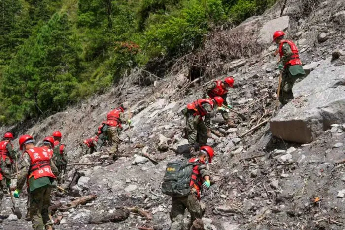 Rettungskräfte suchten fieberhaft nach Toten und Vermissten.