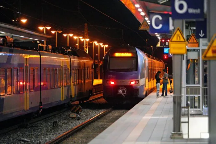 Leere Züge am Bahnhof Rosenheim in Bayern.