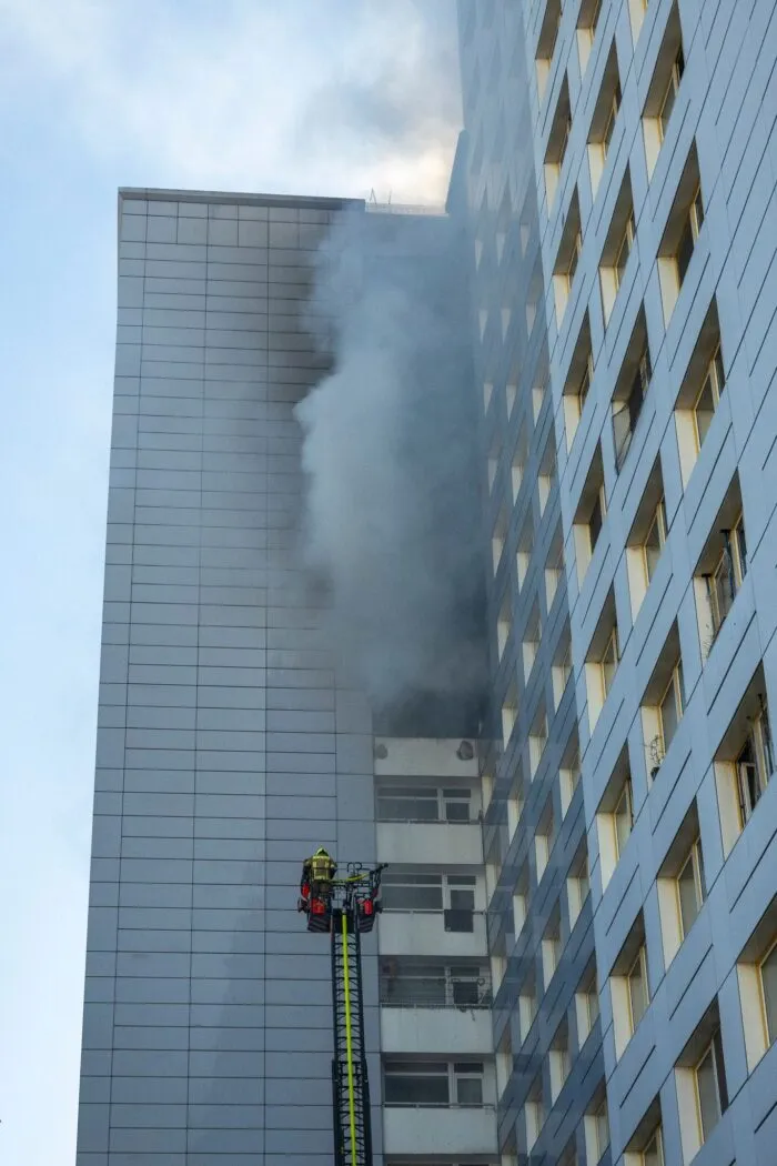 Eine Person habe bei Eintreffen der Feuerwehrkräfte schon auf dem Fensterbrett gesessen, hinter ihr schwarzer Rauch, sagte ein Sprecher der Feuerwehr.