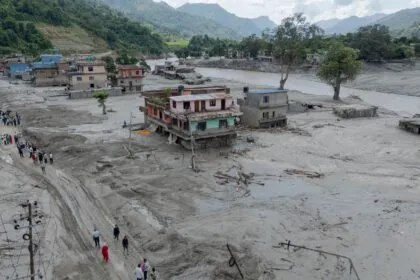 Sturzflut in Nepal: Acht Deutsche vermisst - Angst vor Dammbruch